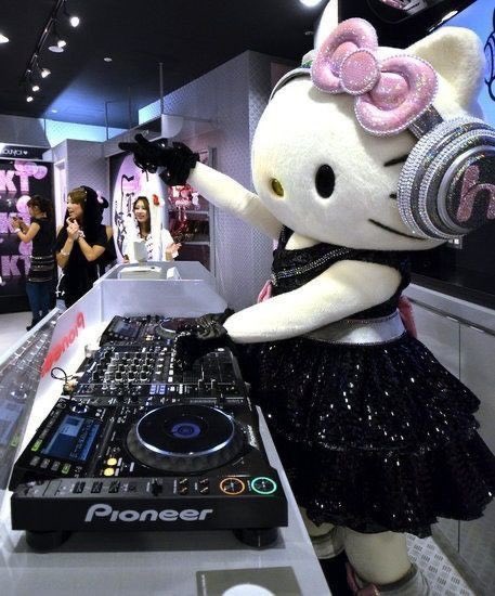 OldInternetFeel's tweet photo. DJ Hello Kitty performing at Club KY store in Shibuya (2011) https://t.co/fpXmWFTOfX