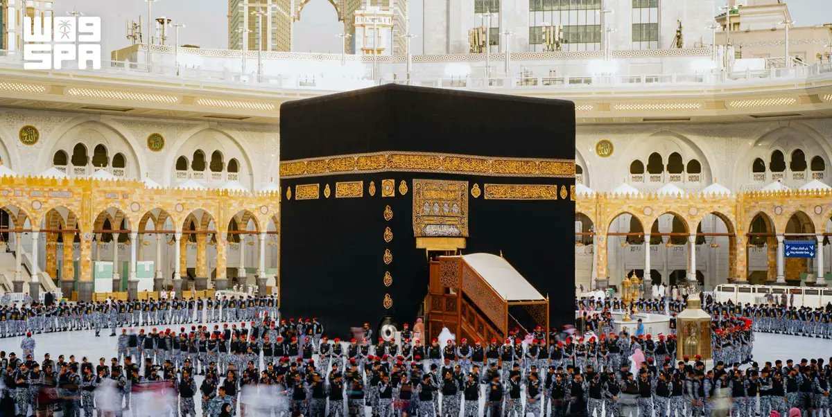 saudiexpat's tweet photo. 🕋 Every year on 15 Muharram, the Holy Kaaba is washed in a deeply spiritual tradition that reflects centuries of reverence and care for Islam's holiest site.

The Kaaba's interior is cleansed with Zamzam water mixed with rosewater and fine fragrances, then perfumed with the finest incense—symbolizing the continuous dedication to serving the Sacred House and preserving its timeless sanctity.

A beautiful tradition that unites Muslims around the world in love and respect for the Holy Kaaba. 🤍