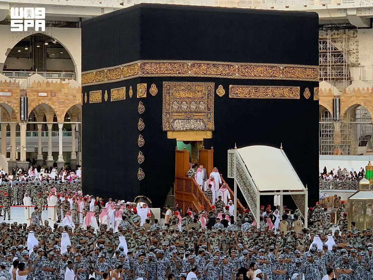 saudiexpat's tweet photo. 🕋 Every year on 15 Muharram, the Holy Kaaba is washed in a deeply spiritual tradition that reflects centuries of reverence and care for Islam's holiest site.

The Kaaba's interior is cleansed with Zamzam water mixed with rosewater and fine fragrances, then perfumed with the finest incense—symbolizing the continuous dedication to serving the Sacred House and preserving its timeless sanctity.

A beautiful tradition that unites Muslims around the world in love and respect for the Holy Kaaba. 🤍