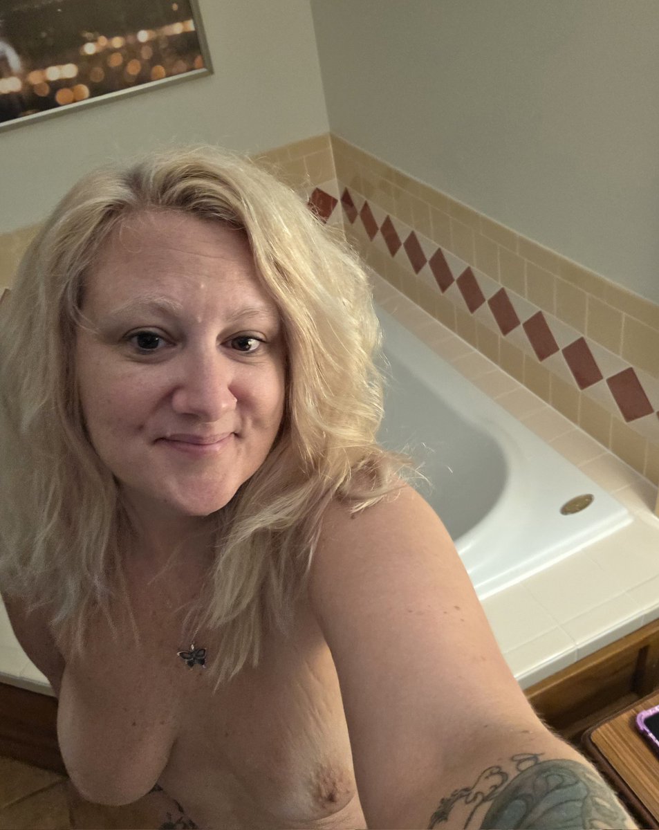 Scarlettxxx181's tweet photo. Feeling extra feral today 🫦 #milfmonday Link 👇 for OF videos 
https://t.co/q7m8Pk68FY https://t.co/imWkExntUZ