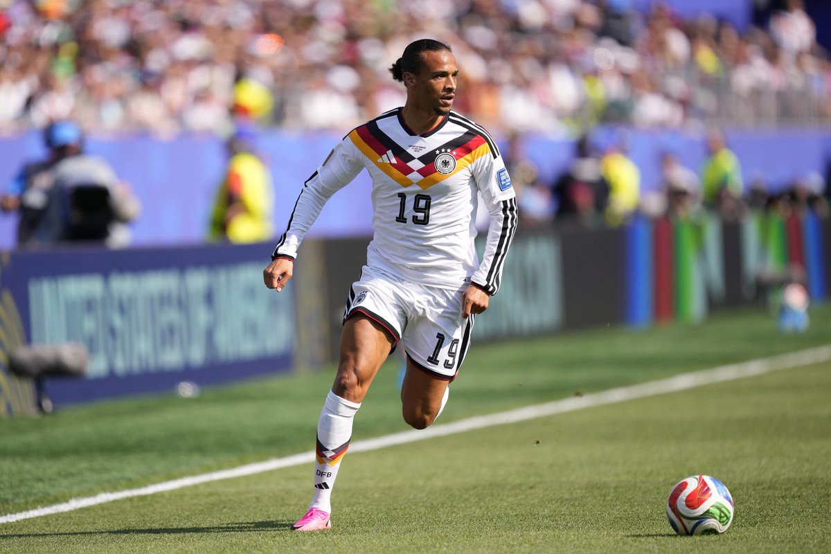 ActuFoot_'s tweet photo. C’est tellement devenu pauvre Leroy Sané 🇩🇪…

Face au Paraguay 🇵🇾 :

22 pertes de balle 
0 centre sur 8 réussi 
0 dribble sur 6 réussi
1 duel sur 8 gagné

👻 https://t.co/1Vt4FLoHjs