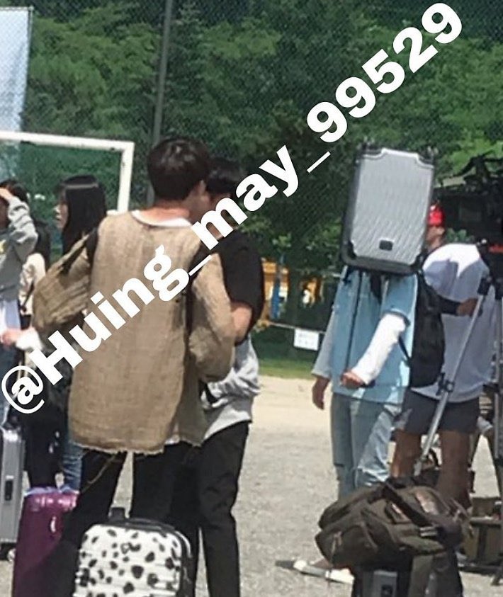 sieunnlover's tweet photo. tava procurando o jihoon na foto e achei que era ele falando com o homem porque costuma já ne… ai eu descubro que o jihoon EH O QUE TA COM UMA MALA na CABEÇA VOU DESMAIAR LKKKKKKKKKKKKKK https://t.co/AtabSdNqdE