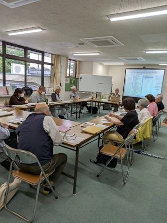 guide_furusato's tweet photo. 当会では月に一度、外部講師を招き勉強会をしています

6月28日は15名の参加

今回から「第二節　平安時代の乙訓」“都市から農村へ”の項です

平安京へ遷都後の長岡京は、短期間で元の農村的環境に戻ったと考えられるとの説明がありました

色々な質問に講師が丁寧に答えて下さり、楽しい学習会でした https://t.co/D7TbkTDjsN