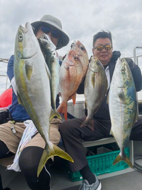 AllKankobus's tweet photo. おはようございます。
今朝は
🥱寝不足の皆さんが多いのではないでしょうか⚽
今日も湿度の高い💦蒸し暑い一日になりそうです😓
🥤熱中症対策👒を宜しくお願いいたします🙇🏼‍♂️
さて、先日のタコ釣りに続きまして
オールワーキング釣り倶楽部は
「姫路の木場ヨットハーバー」から
「美里丸」に乗船して
明石沖に出掛けました🛥
🐟タイ・少しの🐙タコ狙いで出船デス!!
マグネット等の装備は
仲乗り様が用意して頂けます🙇🏼‍♂️
そしてー　ナントー　釣った魚は
「神経締め」までして頂けます✌️🏼
ドライバーにおすそ分けしていただき
「アジフライ」と「ハマチのお刺身」を
堪能いたしました😆
なお、
三枚目画像の釣果報告は
「美里丸」ＨＰから引用させていただきました。