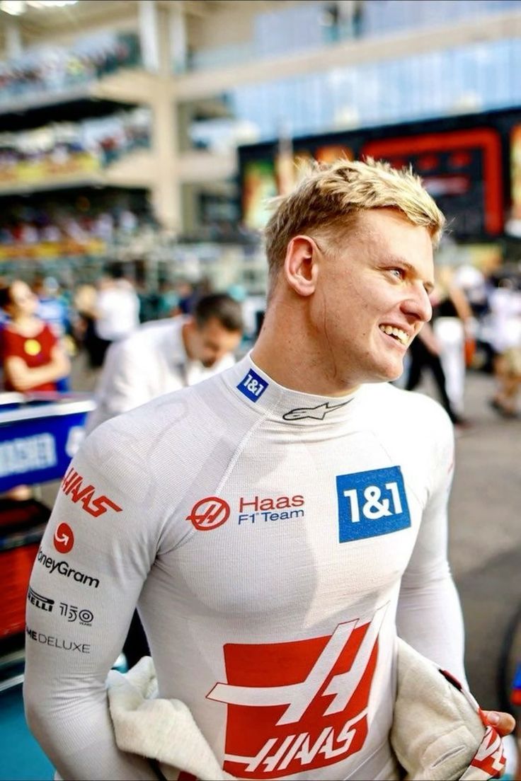 georgesrussells's tweet photo. the 4 driver challenge 🏎️

• the driver that got me into f1 
• my favourite driver 
• the driver i miss seeing on the grid
• the driver i got a soft-spot for https://t.co/yUwdg2uHOA