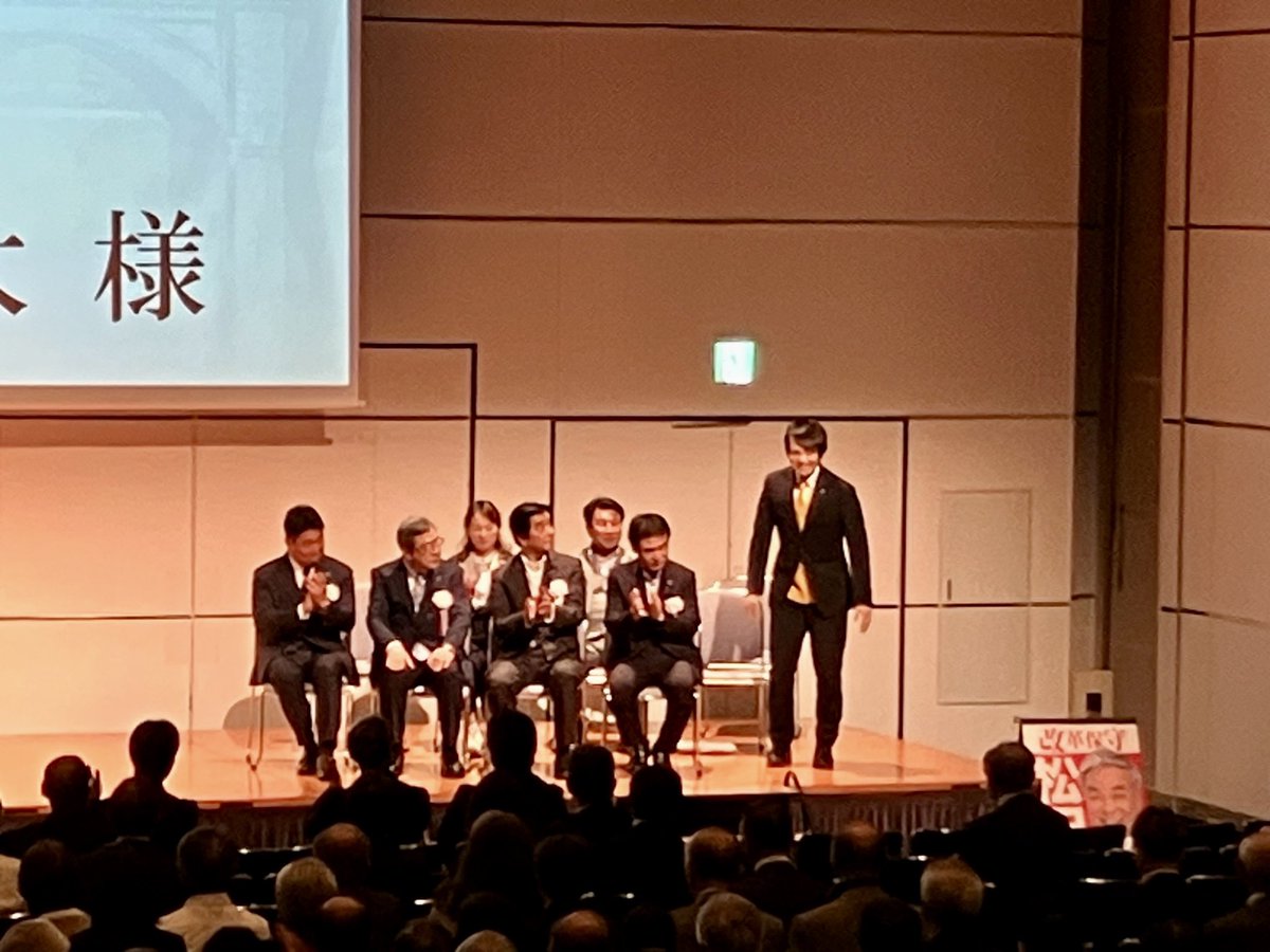 tmasa43's tweet photo. ＼📚講演会に出席しました！✨／

前神奈川県知事の松沢成文参議院議員と、慶應義塾大学名誉教授の小林節先生の講演会に出席しました。

会場には多くの方が参加されており、普段はなかなか交流の機会が少ない神奈川県の首長や議員の皆さまともお話しすることができ、大変貴重な機会となりました📖✨

また、松沢成文参議院議員から直接ご著書もいただきました。

町政を担う立場として、日々学びを重ねながら、松伏町の未来づくりに活かしてまいります💪

#松伏町 #町長 #まちづくり #松沢成文 #小林節
