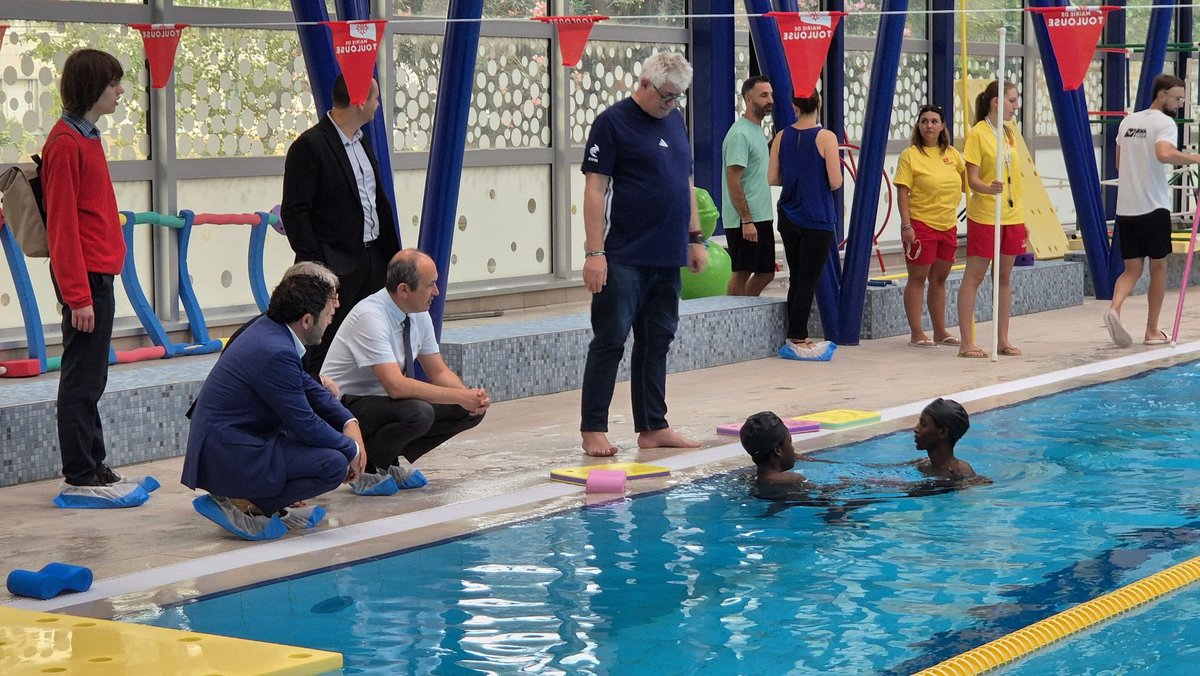 BenmiloudKarim's tweet photo. 🏊 La lutte contre les #noyades &amp; l'apprentissage de la nage sont des priorités en matière de #prévention.
Un immense merci aux professeurs d'EPS du collège Sabine Weiss mobilisés sur le "Savoir nager" avec les élèves du collège non nageurs.
Quels progrès en quelques jours ! https://t.co/o3GLjVafri