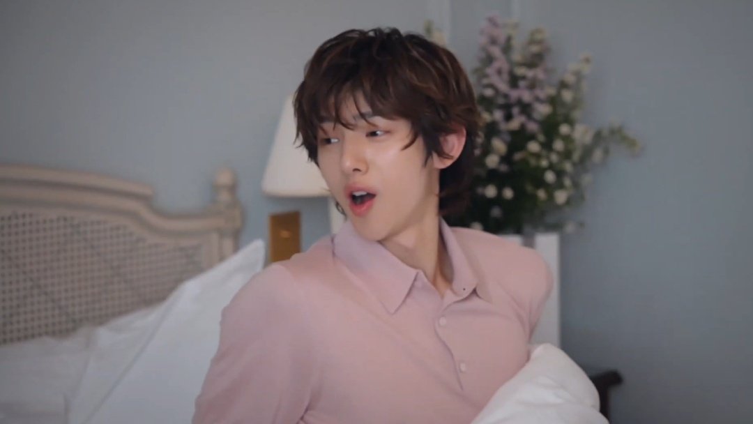 st4rtiss's tweet photo. JUHOON IN PINK!!! we love pinkjju in this house https://t.co/qx4TCt9zAT