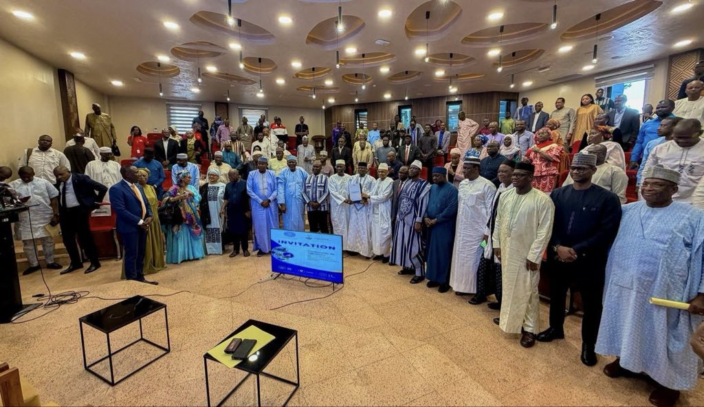 invest_mali's tweet photo. 𝐂𝐞́𝐫𝐞́𝐦𝐨𝐧𝐢𝐞 𝐨𝐟𝐟𝐢𝐜𝐢𝐞𝐥𝐥𝐞 𝐝𝐞 𝐬𝐢𝐠𝐧𝐚𝐭𝐮𝐫𝐞 𝐝𝐞 𝐥𝐚 𝐂𝐡𝐚𝐫𝐭𝐞 𝐝𝐞𝐬 𝐌𝐢𝐜𝐫𝐨, 𝐏𝐞𝐭𝐢𝐭𝐞𝐬 𝐞𝐭 𝐌𝐨𝐲𝐞𝐧𝐧𝐞𝐬 𝐄𝐧𝐭𝐫𝐞𝐩𝐫𝐢𝐬𝐞𝐬 (𝐌𝐏𝐌𝐄) 

Ce lundi 22 Juin2026, le Directeur général de l’API-Mali, M. Ibrahim Ahamadou Touré, a pris part à la cérémonie officielle de signature de la Charte des Micro, Petites et Moyennes Entreprises (MPME), présidée par le Ministre de l’Industrie et du Commerce, M. Moussa Alassane Diallo, signataire de cette Charte.

Cette étape majeure traduit la volonté des autorités de renforcer le secteur privé en dotant le Mali d’un cadre moderne et adapté au développement des MPME, véritables moteurs de la croissance économique, de la création d’emplois et de la richesse nationale.

La Charte vise notamment à améliorer le climat des affaires, à faciliter l’accès des entreprises aux mécanismes d’accompagnement et de financement, à encourager leur formalisation et à renforcer leur contribution au développement économique et social du pays.

En tant que porte d’entrée des investissements au Mali, l’API-Mali salue cette initiative qui vient consolider les efforts engagés pour améliorer l’environnement des affaires. 

Cette Charte constitue un levier important pour renforcer l’attractivité du Mali, stimuler l’investissement privé et offrir aux investisseurs un cadre plus favorable, plus compétitif et plus propice au développement de leurs projets.

CCOM-API-Mali 

#CharteMPMEauMali #CliamtDesAffaires #ReformesEconomiques