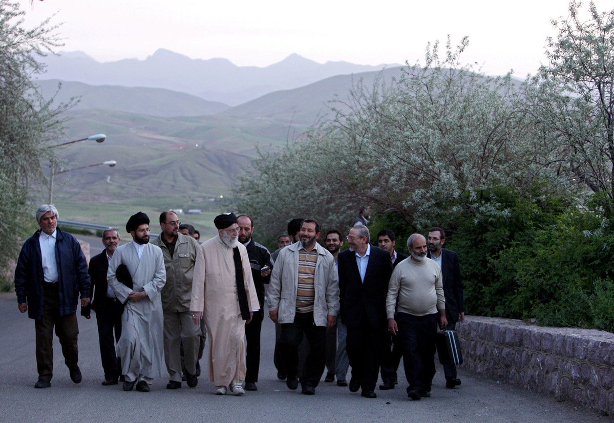 thesonofIran's tweet photo. ایران عزیز، به‌زودی فرزند رشیدش را بر روی دست می‌گیرد
کسی که پرچم استقلال این خاک را در طوفان‌های سیاسی منطقه، با صلابت بی‌نظیری برافراشته نگه داشت
نامش با تاریخ عزت ایران گره خورده است
#باید_برخاست
#قوموا_لله https://t.co/JrYStA5vwZ