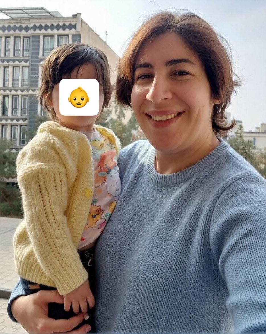 Jeanne2022Rev's tweet photo. رضوانه احمدخان‌ بیگی، امروز دوشنبه ۸ تیرماه، به همراه دختر خردسالش، مهفر لاله‌زاری که زیر دو سال سن دارد، برای تحمل ادامه دوران محکومیت حبس خود راهی زندان اوین شد.
این زندانی سیاسی در تاریخ ۲۸ شهریور ۱۴۰۳ جهت زایمان از زندان اوین به مرخصی اعزام شده بود.
#رضوانه_خانبیگی
#زندانی_سیاسی_آزاد_باید_گردد