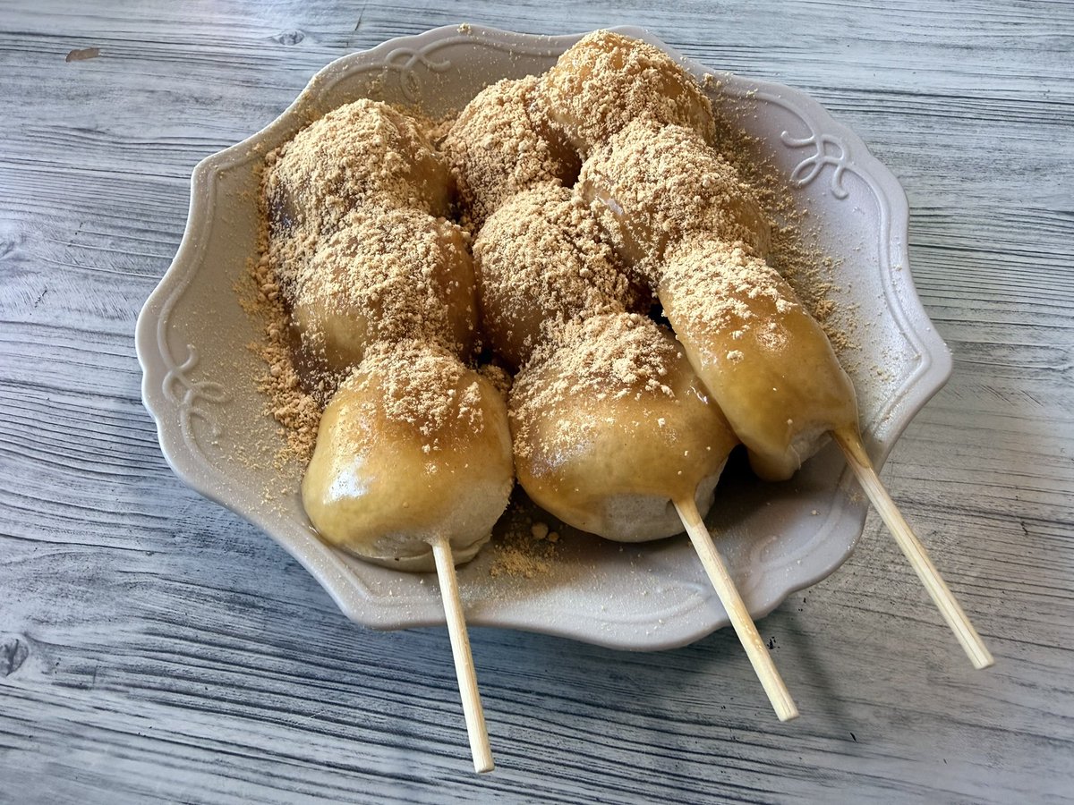 isoyama_jun's tweet photo. おはよう！

ほらみつだんごだよ🍡

#茨城県 #大洗町 #たかはし
#816水戸市民会館 #残47日
#530千波湖１万人無料ライブ #残336日

昨日の撮影終わりにおじゃましました！
ずっとポスターを貼ってくれているたかはしさん🍡
お店でゆっくり過ごさせていただきました😄大洗のおなじみのおやつ🎵
近くに行ったら立ち寄ってみて✨

7月11日は納豆の日のイベントで、イオンモール水戸内原に出演決定🙌
わんさかいらしてねー！！