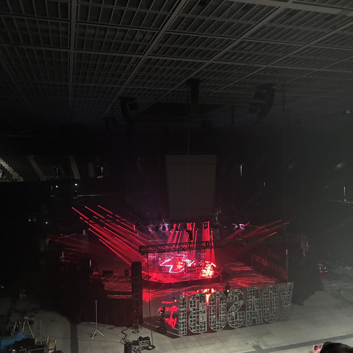 grngrn_9's tweet photo. いったん寝たのに興奮していたのか2時頃起きて、1時間ほどソファで覚醒。本当に素晴らしいステージだった。観覧の時はオリオン、ただただ無我夢中だったけれど、昨夜CDTVでじっくり視聴して、つくづく神曲だなあと思った。Ayaseもikuraも凄い(敬称略)。ありがとう！

#YOASOBIプラチナライブ https://t.co/Jdv45XGmtV
