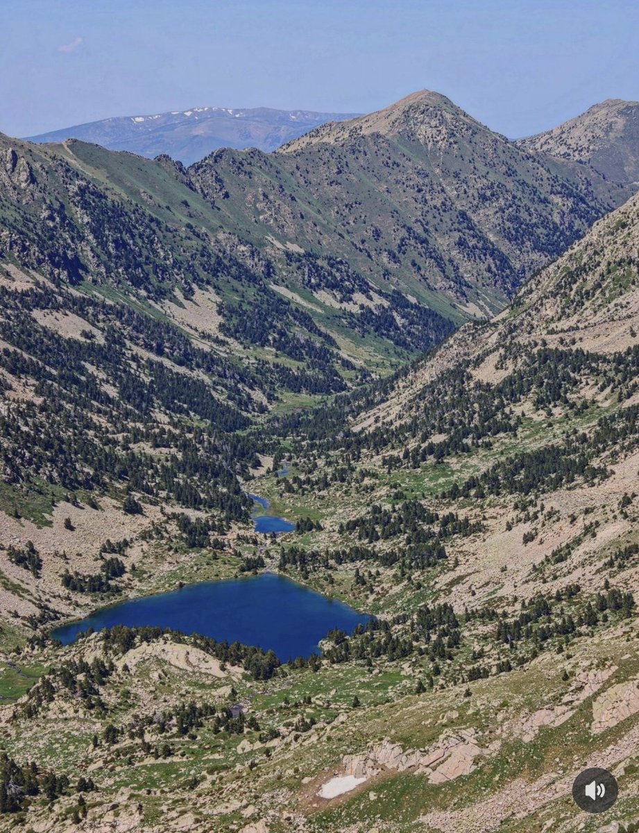 ricardrigall's tweet photo. L'estany Gran de Carançà i l'estany Blau. Al fons, el Puig Rodon i el Pic Gallinàs. En darrer terme, la Serra de Madres, encara amb alguna congesta. #estanysdecarançà #carançà #conflent #pyreneesorientales https://t.co/EJgtfB9BYy