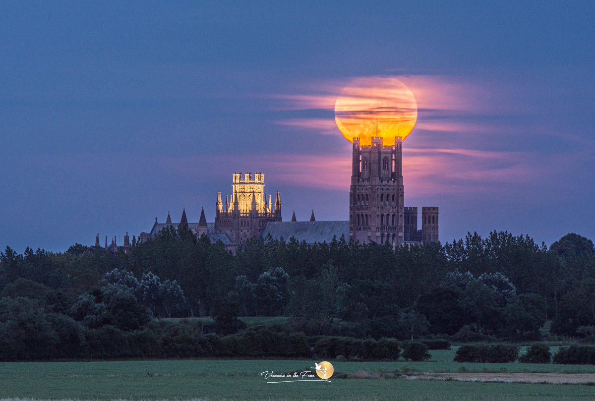 VeronicaJoPo's tweet photo. Wow, that was truly amazing, the Strawberry Full Moon rising over Ely Cathedral this Monday evening. 
Seen from Little Downham outside of Ely, Cambridgeshire 😍🌝😍
I didn’t think it was going to shine through the clouds, but it certainly did 🙏🏻🥰
#Fullmoon #strawberrymoon #ElyCathedral #amazing #Wonderful #thankful