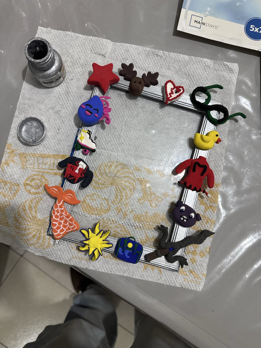 HansonOnti's tweet photo. @DANNA_Today Dios, ahorita estoy trabajando y no puedo tomarle foto a todo lo que tengopero les dejo un recuadro con figuras relacionadas aproyectos de Danna, esta manualidad que hice demuestra el amor y admiración que le tengo desde siempre, mostrando que hemos estado juntos buen tiempo https://t.co/oLxX5odrWH