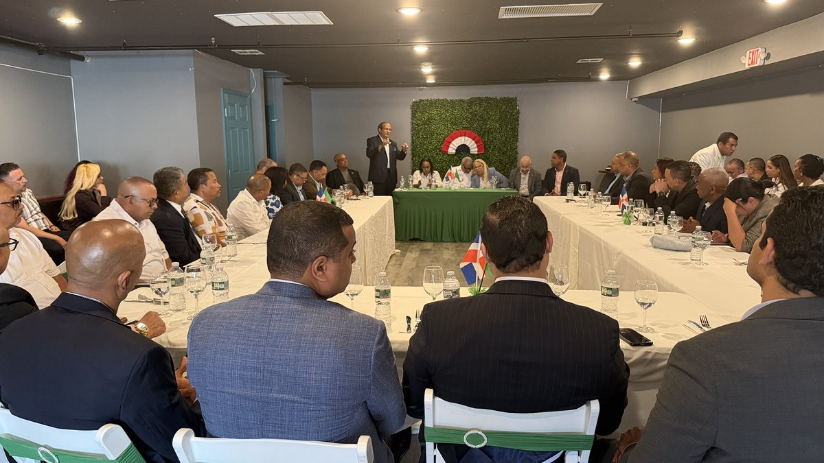 FPNewJersey_'s tweet photo. ￼
Dirección Política de la Fuerza del Pueblo en New Jersey fortalece sus trabajos organizativos y electorales.

Union City, New Jersey. – La Dirección Política de la Fuerza del Pueblo en el estado de New Jersey celebró este domingo 28 una reunión de trabajo en Union City, con el objetivo de dar seguimiento a los planes estratégicos de fortalecimiento institucional y coordinación política de la organización.

La actividad fue encabezada por el enlace y miembro de la Dirección Política, Joaquín Geronimo; Alexandra Peña, Coordinadora de Organización y Asuntos Electorales y miembro de la Dirección Política; Nieves Pujol, Secretaria General; Juan Familia, vicepresidente; Rafael Montes de Oca de finanzas; Flavio Holguín, vicepresidente y Roberto Tavarez encargado de Organización de la Circunscripción No. 1.

También participaron Máximo Vargas, encargado de Asuntos Electorales; Rudy Jiménez, encargado de Organización; Sedequias Rodríguez, encargado de Comunicación; Amiris Pérez, encargada de la Mujer; Willis Vargas, encargado de Deportes; Lisbeth Martes, encargada de la Juventud; Miguel Guzmán, encargado de Correspondencia; Tony de León, suplente a delegado, así como otros miembros de la Dirección Central de la organización en el estado.

Durante el encuentro se trataron temas vinculados con organización, estrategia electoral, finanzas, comunicación y formación política, con miras a seguir fortaleciendo la estructura partidaria y asegurar una gestión eficiente de cara a los comicios de 2028 y a los próximos desafíos políticos.

#FuerzaDelPueblo
#FPRegionalNJ