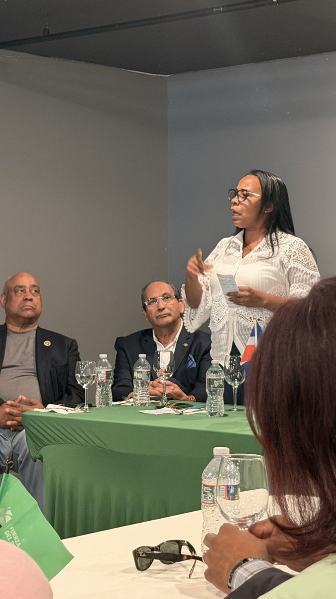 FPNewJersey_'s tweet photo. ￼
Dirección Política de la Fuerza del Pueblo en New Jersey fortalece sus trabajos organizativos y electorales.

Union City, New Jersey. – La Dirección Política de la Fuerza del Pueblo en el estado de New Jersey celebró este domingo 28 una reunión de trabajo en Union City, con el objetivo de dar seguimiento a los planes estratégicos de fortalecimiento institucional y coordinación política de la organización.

La actividad fue encabezada por el enlace y miembro de la Dirección Política, Joaquín Geronimo; Alexandra Peña, Coordinadora de Organización y Asuntos Electorales y miembro de la Dirección Política; Nieves Pujol, Secretaria General; Juan Familia, vicepresidente; Rafael Montes de Oca de finanzas; Flavio Holguín, vicepresidente y Roberto Tavarez encargado de Organización de la Circunscripción No. 1.

También participaron Máximo Vargas, encargado de Asuntos Electorales; Rudy Jiménez, encargado de Organización; Sedequias Rodríguez, encargado de Comunicación; Amiris Pérez, encargada de la Mujer; Willis Vargas, encargado de Deportes; Lisbeth Martes, encargada de la Juventud; Miguel Guzmán, encargado de Correspondencia; Tony de León, suplente a delegado, así como otros miembros de la Dirección Central de la organización en el estado.

Durante el encuentro se trataron temas vinculados con organización, estrategia electoral, finanzas, comunicación y formación política, con miras a seguir fortaleciendo la estructura partidaria y asegurar una gestión eficiente de cara a los comicios de 2028 y a los próximos desafíos políticos.

#FuerzaDelPueblo
#FPRegionalNJ