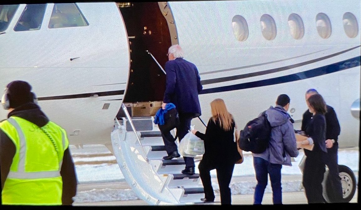 Badhombre's tweet photo. Bernie, your addiction to private jet travel is roasting Europeans alive. https://t.co/oCTMZedsGa