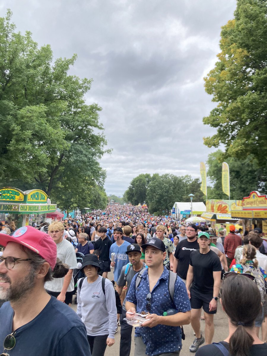 chckdchckd's tweet photo. This is what our state fair attendance looks like btw. https://t.co/ZlokLZLd1L
