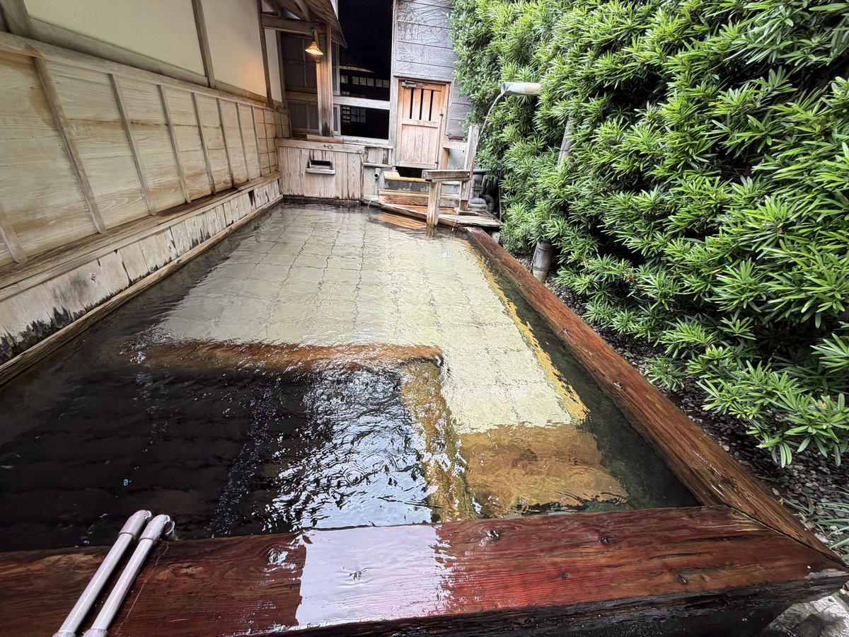 onsensennin's tweet photo. 静岡県下田市の河内温泉金谷旅館。総檜の千人風呂が有名。霊鉱泉との交互浴と歩行浴を楽しむ。レトロな雰囲気が大好きだ❤️
#河内温泉　#金谷旅館　#千人風呂　#混浴 https://t.co/VBvJmmMKDu