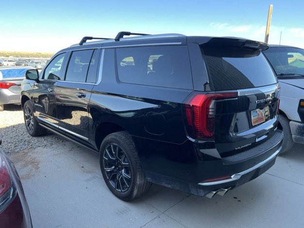 Mini_111111's tweet photo. 🚨 Here is the Carfax report for the 2025 GMC Yukon XL Denali that Charlie Kirk was riding in.

It’s considered a crime scene, but this car was auctioned off and ultimately sold to someone in California 🧐

@alleytopfiles @DAndersonMusic1 https://t.co/9HK26liEqh