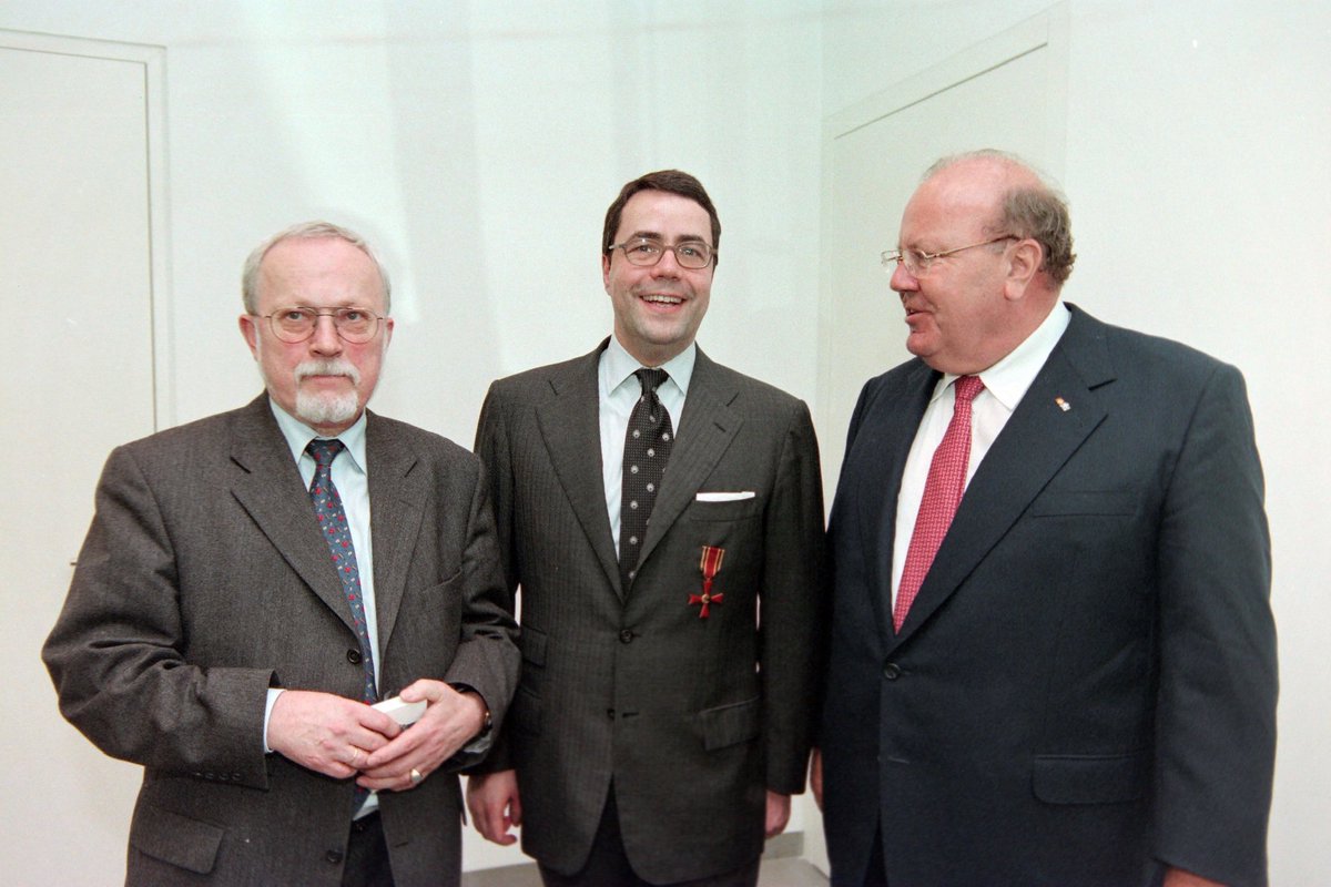 MoritzHunzinger's tweet photo. Uns beiden, sehr geehrter Dr. Hubertus Hoffmann, hat Bundespräsident Dr. h.c. Johannes Rau schon früh die höchste Auszeichnung unserer Nation verliehen, mir 1999. 

2016 verlieh mir Bundesverteidigungsministerin Dr. med. Ursula von der Leyen die höchste Auszeichnung der Bundeswehr, das Ehrenkreuz in Gold. 

Beides verpflichtet mich zur maximalen Unterstützung der Ukraine im Freiheitskampf gegen das invasorische Russland.