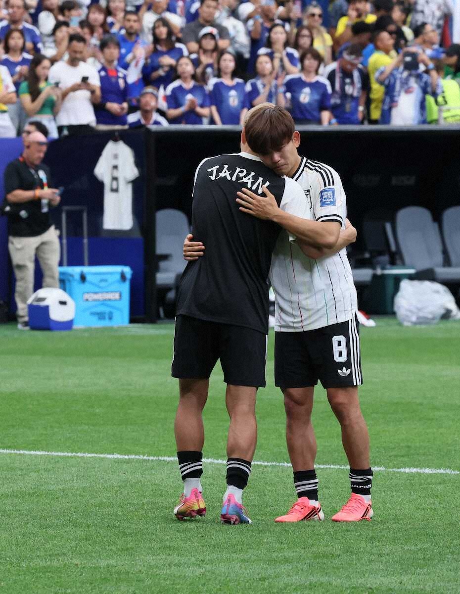 livedoornews's tweet photo. 【北中米W杯】久保建英、左膝負傷以来のベンチ入りも「終わってしまったんだな」
https://t.co/AMFDM9PqHB

久保は「いち早くチームに戻れるためにやれることをやっていた」と大会を振り返り、「今日の試合は見てて誇らしかった」とブラジルと接戦を繰り広げたチームを称えた。 https://t.co/fV9rUtpsRl