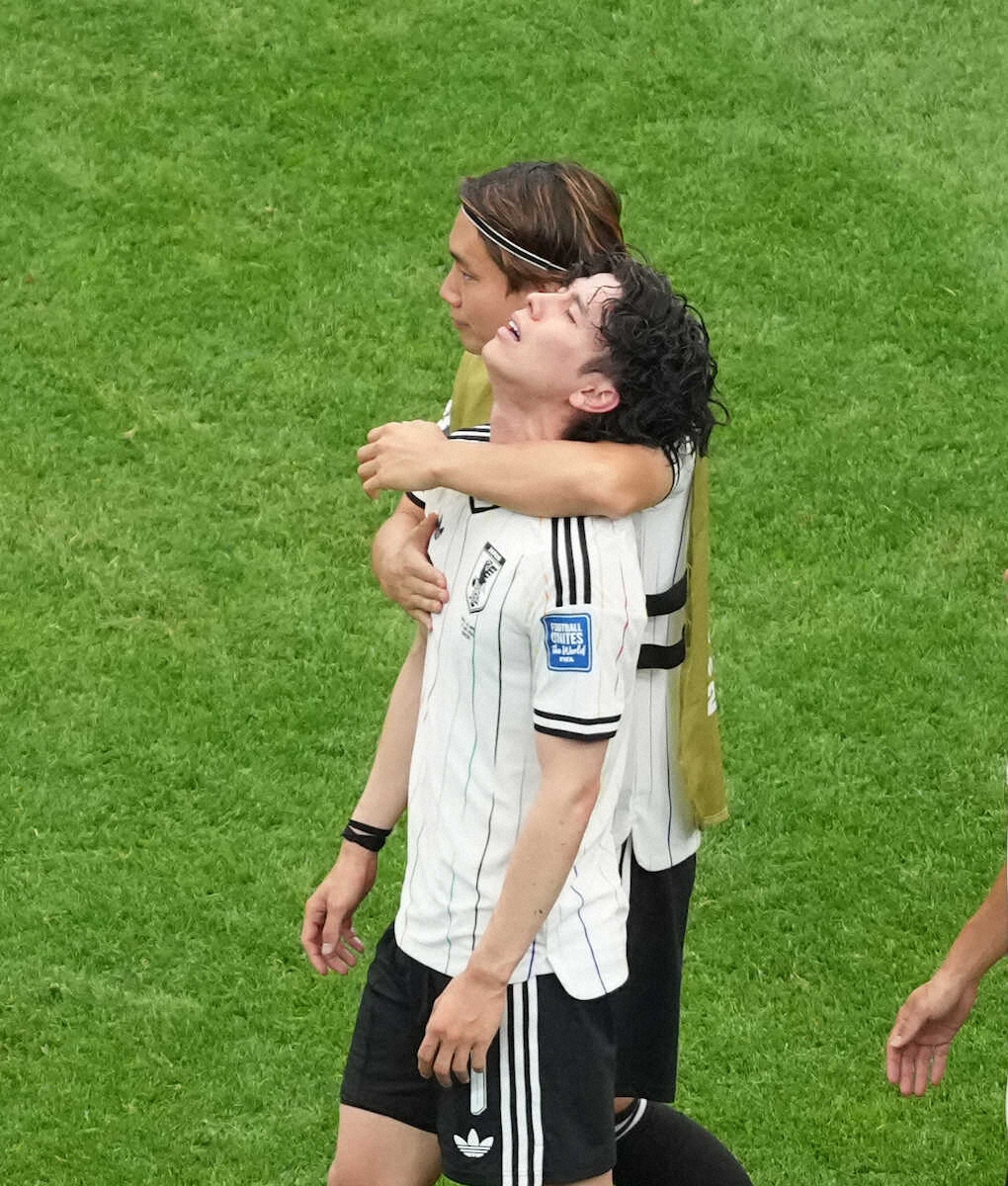 livedoornews's tweet photo. 【北中米W杯】田中碧、号泣で取材対応できず スタッフに付き添われ無言で会場を後に
https://t.co/PXtv0OkboH

試合終了後はピッチに倒れ込み、しばらく動けなかった。田中はショックから取材にも応じることもできなかった。涙で頬をぬらし、スタッフに付き添われながらスタジアムを後にした。 https://t.co/ZUkGfc2mPb