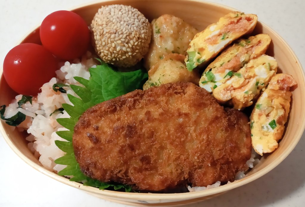 tekitou_bento's tweet photo. あじフライ弁当🍱

#お弁当 #曲げわっぱ 
#中高一貫 #ギリギリ弁当 https://t.co/AvOp0EeKpy