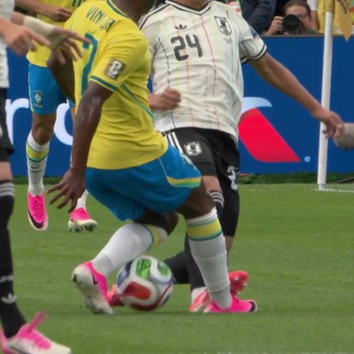TouchlineX's tweet photo. 🚨 𝗝𝗨𝗦𝗧 𝗜𝗡: Japan should have received a straight red card for this tackle in the first half. 

Sano dug his studs into the inside of Vinicius Junior's ankle, bending it with excessive force.

— @ArchivoVAR https://t.co/Ax3fHFKQd3