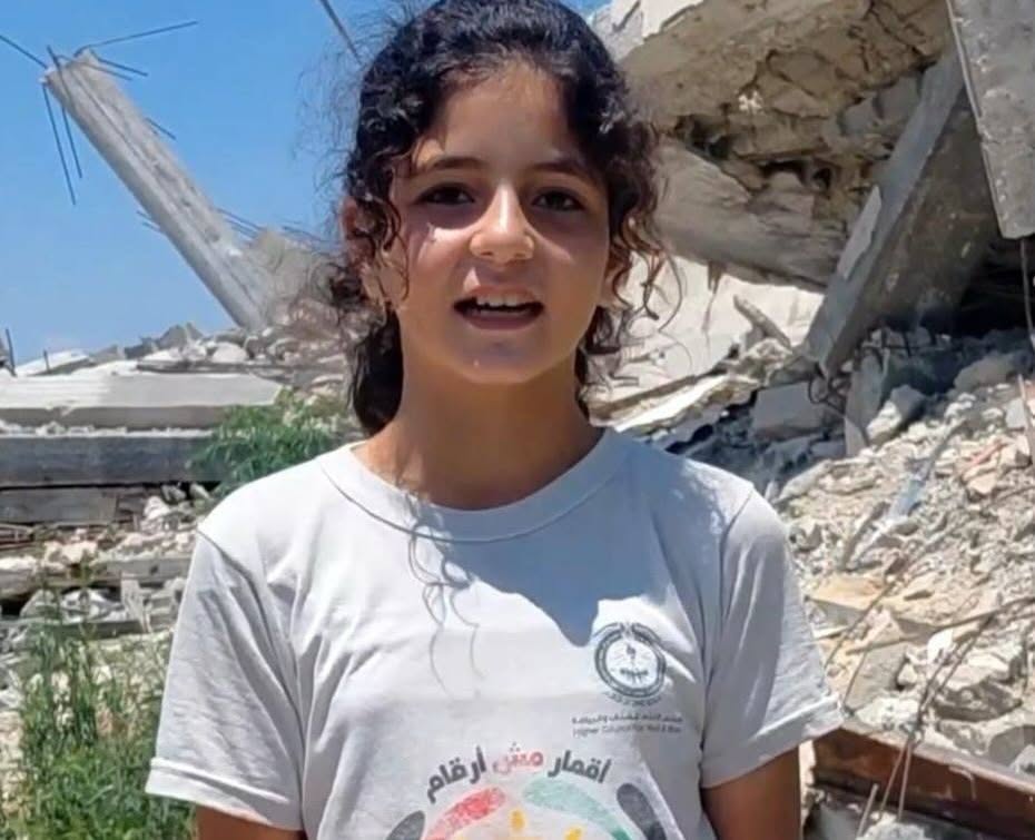 okbameziane19's tweet photo. إسرائيل قتلت للتو :إلين الفرا 
البالغة من العمر 13 عامًا بعد إطلاق قذيفة على بني سهيلة شرق خانيونس.
ضُربت إلين في رأسها بشظية وقتلت.
اللغة العربية على قميص إلين تقول: "أقمار وليس أرقام. " https://t.co/TE3oBTzbtT