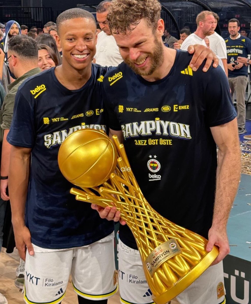 souvess's tweet photo. 💙💛 Devon Hall'dan Fenerbahçe'ye veda paylaşımı:

"Fenerbahçe aileme; unutulmaz iki yıl için hepinize sonsuz teşekkür ederim.

Bu iki yılı bu kadar özel kılan herkese karşı kalbim saygı ve minnetle dolu. İstanbul'dan 6 kupa ve dünyalar güzeli bir oğlumla ayrılıyorum. Burada geçirdiğim zamanı asla unutmayacağım. 💙💛"