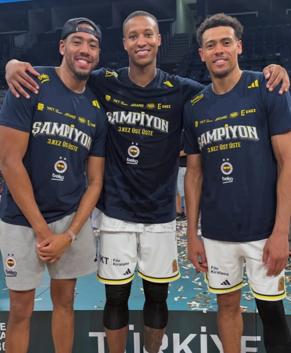 souvess's tweet photo. 💙💛 Devon Hall'dan Fenerbahçe'ye veda paylaşımı:

"Fenerbahçe aileme; unutulmaz iki yıl için hepinize sonsuz teşekkür ederim.

Bu iki yılı bu kadar özel kılan herkese karşı kalbim saygı ve minnetle dolu. İstanbul'dan 6 kupa ve dünyalar güzeli bir oğlumla ayrılıyorum. Burada geçirdiğim zamanı asla unutmayacağım. 💙💛"