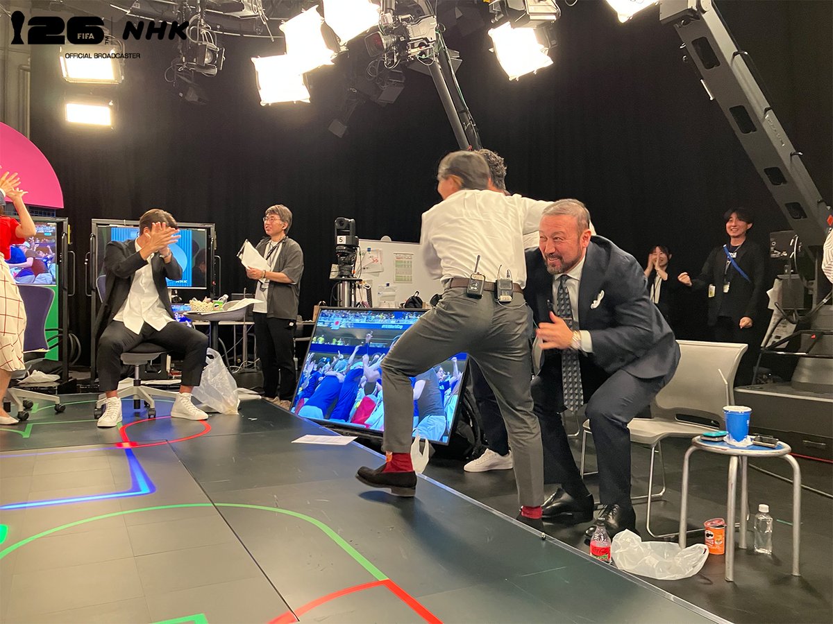 NHK_soccer's tweet photo. ⚽️サッカー FIFAワールドカップ2026⚽️

《 日本 × ブラジル 》
【BS】で放送中

日本が先制！
スタジオの闘莉王さんと佐藤寿人さんも
大興奮！！！！！！！！！

引き続き、本田圭佑さんの解説はNHK BSです！

🔽速報記事更新中
https://t.co/Sh2p8CUNY7

#FIFAWorldCup
#サッカー日本代表 https://t.co/qOtJAdioNe