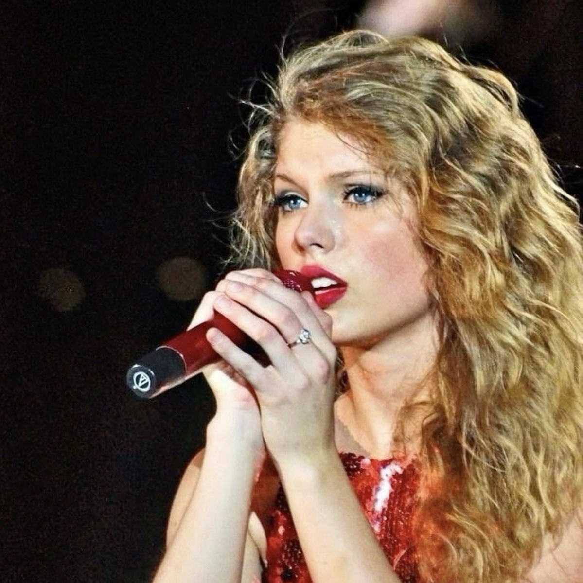 vinylfolklore's tweet photo. taylor swift how does it feel to have that face card https://t.co/ITt5tjA050
