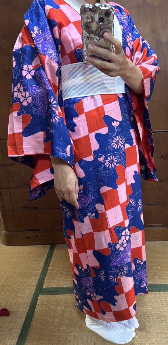 umenoponpon's tweet photo. かなり古い襦袢(中はビリビリ)可愛いけど、私には小さすぎて(胸が)こんな感じで大正ロマンっぽく着付けてみるも、あれだな、衿の抜き方と合わせる角度が詰まりすぎだから、次はそこらへんが課題！
サッカー観つつ…⚽️ https://t.co/RvEVuU9iKd