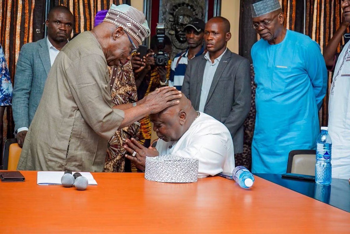 fattylincorn_01's tweet photo. Ogun Governorship 2027: Former President Obasanjo Blesses Hon. Ladi Adebutu.

Me: Lol he cant bless a councillor to win election in ogun state. Yeyenatu😂 https://t.co/mgqTHcpa3U