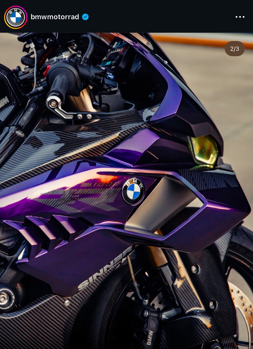 JUNG9795_'s tweet photo. akun ig BMW Motorrad baru aja ngepost motor BMW warna ungu di instagram mereka sambil ngetag jungkook loh 😭

captionnya:
 “kami denger kamu suka warna ungu 💜👀”

pake di tag loh… tau aja dede klo beli motor udah kya beli kacang goreng di warung 😭👊🏻 https://t.co/aYgvCJULk1
