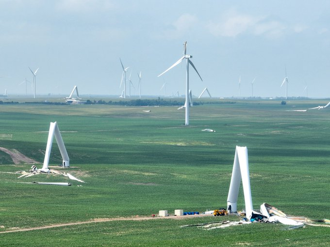 posted_news's tweet photo. Wind gusts estimated at more than 130 mph were strong enough to tear apart wind turbines and silos, nearby Highmore, South Dakota.

Silos #geoposted at 44.52077, -99.43925

South Dakota Wind Energy Center: https://t.co/MLkmJtV50B

@McMillinWx #SDwx https://t.co/kDPMZdvYjh