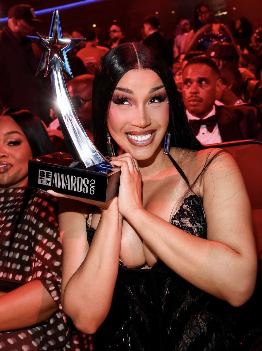 updatesofcardi's tweet photo. Do she even got a BET award? 😍 https://t.co/StP6nbfub6