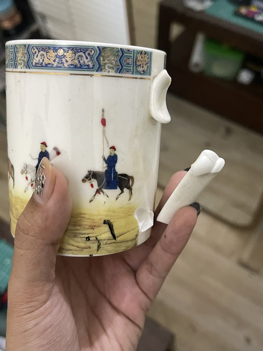 parahmatt's tweet photo. recap hari ini pagi2 g sengaja pcahin koleksi gelasku, lalu pulang kerja ikut sc, lalu ngebir sama temen2 kantor, lalu pulang ggr besok pagi tbtb hrus beres bkin presentasii soooo life balance bgt 😕⭐️ https://t.co/0oYaSIpLPw