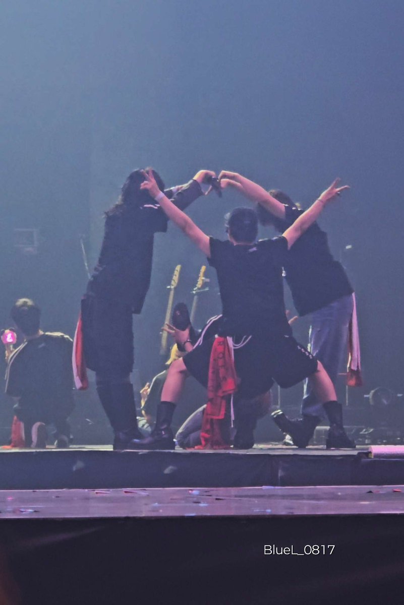 BlueL_0817's tweet photo. 준한:
무리해서 하트 만드는 중 https://t.co/X48saLLlEV