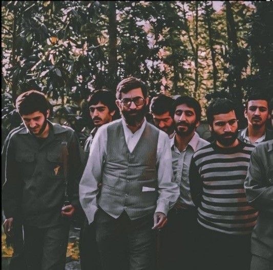fatemeh_m1410's tweet photo. دشمن فکر می‌کرد با رفتنِ یه رهبر، یه جبهه فرو می‌ریزه؛ اما غافل از اینکه این جبهه، با خونِ شهیدان آبیاری شده و هیچ‌وقت خشک نمی‌شه. 
#باید_برخاست 
#بدرقه_پدر https://t.co/L9egSo0XdM