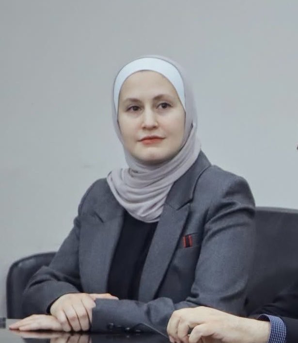 AbeerSTahboub's tweet photo. عدتُ إلى فلسطين لأجد زوجة أخي وابنة عمي "آمنة" قد حصلت على شهادة الدكتوراة وتدرّس بجامعة البولتيكنيك وكذلك ابنتها المحامية إيمان مع طفلين من الذكور قد حصلت على شهادة الدكتوراة في القانون الدولي بينما تعمل ابنتها الثانية "نور" بدرجة الماجستير مديرًا للتخطيط والتعاون الدولي بذات الجامعة 

هذا النور لنا وهذا الفخر فلسطيني فلسطيني