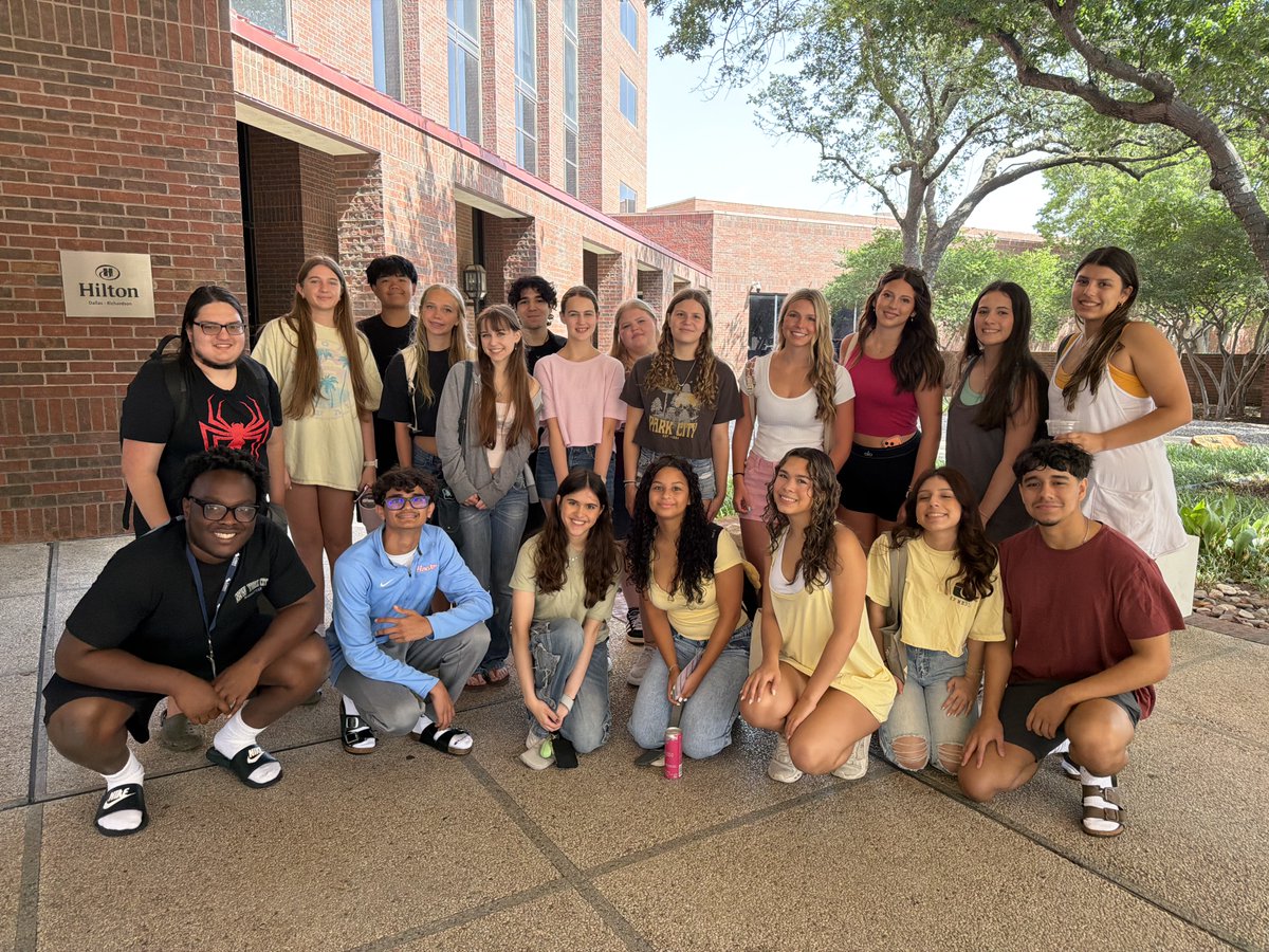 KPARKmedia's tweet photo. Twenty @HumbleISD_KPHS newspaper and yearbook staff members and editors arrived in Dallas for a weeklong national @NSPA Gloria Shields Media Workshop. They are taking photography, writing, design, video and social media classes to help take their publications up to a new level. https://t.co/ai3IXU8ZOd