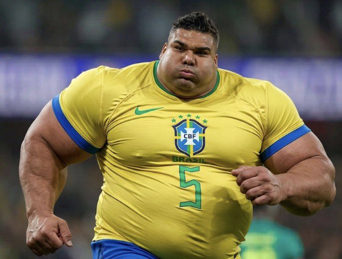 PabloFelipe94_'s tweet photo. Pesadoooo! Tá jogando contra a seleção https://t.co/J443wJXyu9