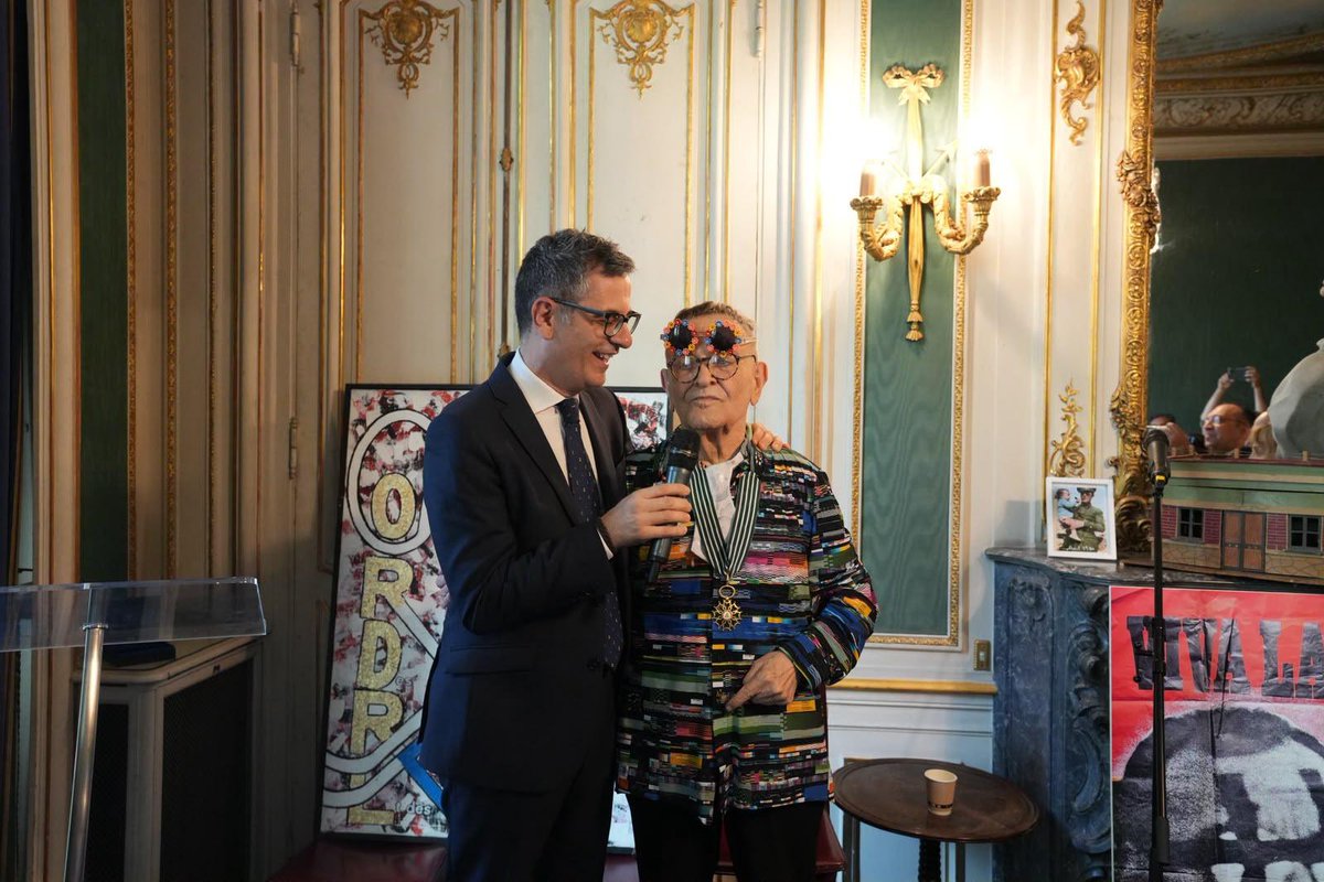 felixbolanosg's tweet photo. Hoy he querido acompañar a Fernando Arrabal en un día muy emocionante.

Francia ha reconocido su inconmensurable talento otorgándole la insignia de Comendador de la Orden de las Artes y las Letras.

Enhorabuena, genio. https://t.co/OCA3OhmLW2