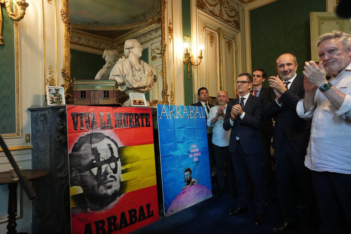 felixbolanosg's tweet photo. Hoy he querido acompañar a Fernando Arrabal en un día muy emocionante.

Francia ha reconocido su inconmensurable talento otorgándole la insignia de Comendador de la Orden de las Artes y las Letras.

Enhorabuena, genio. https://t.co/OCA3OhmLW2