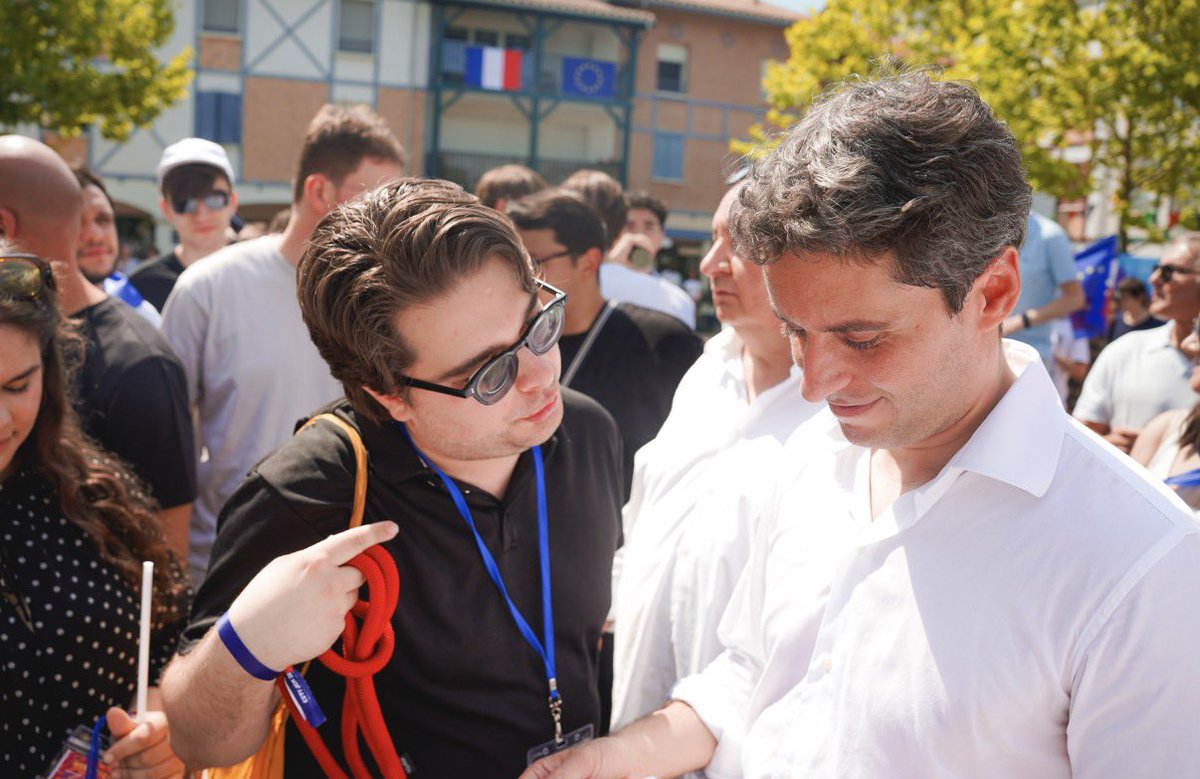 dupuis_mathys's tweet photo. Ce week-end, j’ai eu le plaisir de participer aux Esti’JEM à Sanguinet, dans le magnifique département de notre chère @clarahtn_.
Un week-end riche en échanges et en rencontres, au cours duquel j’ai eu la chance de discuter avec des personnes remarquables.
Je suis également heureux et fier d’avoir pu remettre à @GabrielAttal un rapport que j’ai co-rédigé sur les jeunesses en situation de handicap, à destination du pôle Idées de @Renaissance.
Un grand merci à toutes celles et ceux qui ont contribué à faire de ce week-end un moment aussi enrichissant. @Jeunesenmarche
